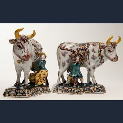 Een Paar Koeien met Melkers in Polychroom Delfts Aardewerk
