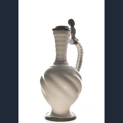 Een Witte Delftse Getorste Schenkkan met Tinnen Deksel