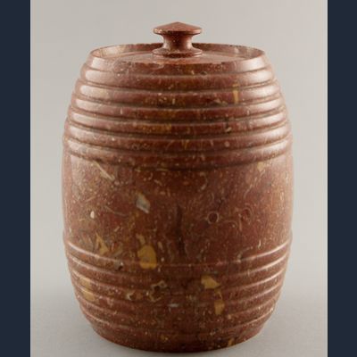 Een Bruin Marmeren Tabakspot met Deksel