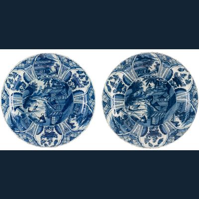 Een Paar Lambertus van Eenhoorn Schotels in Blauw-Wit Delfts Aardewerk