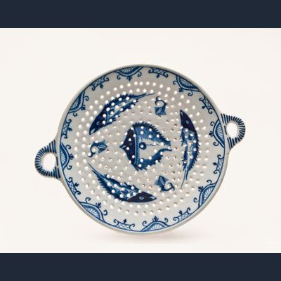 Een Delfts Blauw en Wit Visvergiet met Twee Grepen