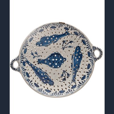 Een Delfts Blauw en Wit Visvergiet met Twee Grepen