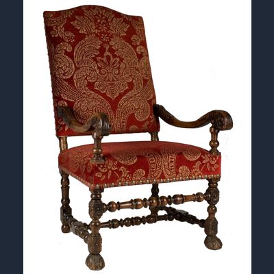 Een Notenhouten Louis XIII Armstoel