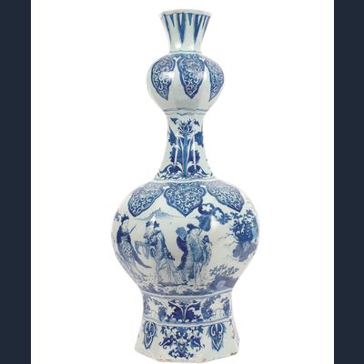 Een Blauw - Witte Knobbelfles Delfts Aardewerk