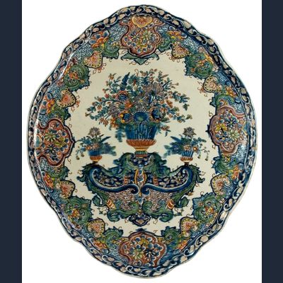 Een Ovale Plaquette in Polychroom Delfts Aardewerk