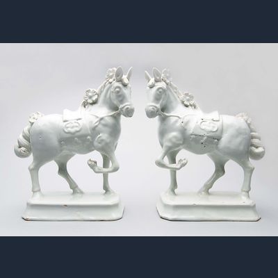 Een Paar Wit Delftse Figuren van Paarden