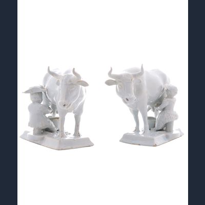 Een Paar Koeien met Melkers in Wit Delfts Aardewerk