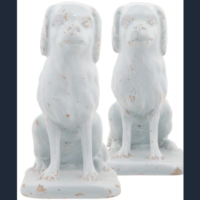 Een Paar Zittende Honden in Wit Delfts Aardewerk
