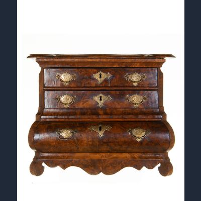 Een Louis XV Miniatuur Commode