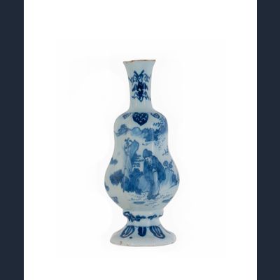 Een Blauw - Witte Achtzijdige Vaas in Delfts Aardewerk