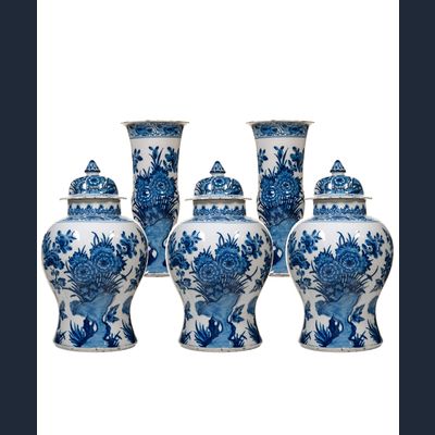 Een Blauw en Wit Vijfdelig Kaststel in Delfts Aardewerk