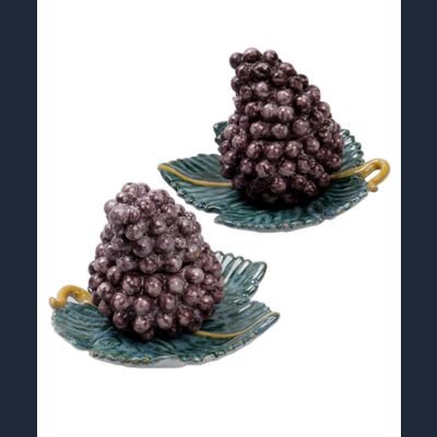 Een Paar Terrines in de Vorm van een Druiventros in Delfts Aardewerk