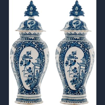 Een Paar Blauw - Witte Dekselvazen in Delfts Aardewerk