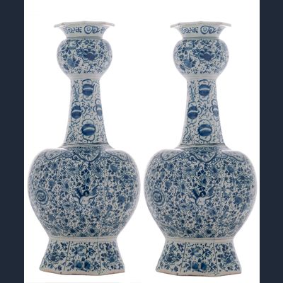 Een Paar Blauw - Witte Knobbelvazen in Delfts Aardewerk