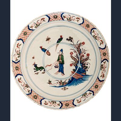 Een Grote Polychrome Schotel in Delfts Aardewerk