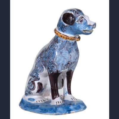 Polychroom Zittende Hond in Delfts Aardewerk