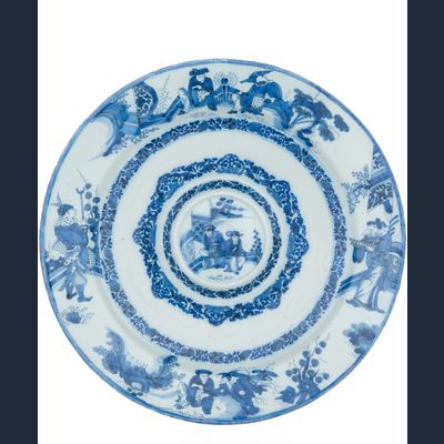 Een Blauw / Witte Delftse Schotel met Chinees Decor