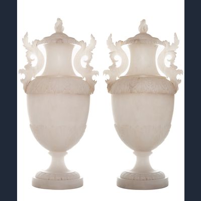 Louis XIX Paar Grote Italiaanse Urnen met Deksel in Albast