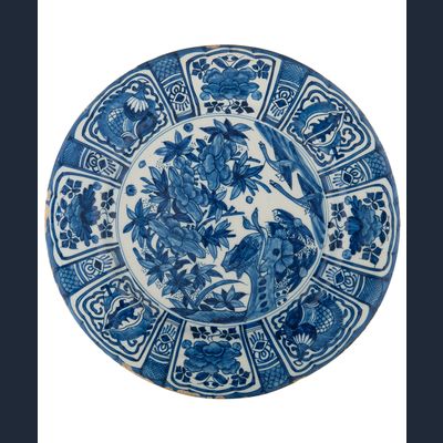 Een Blauw-Witte Delftse Aardewerk 'Kraak Stijl' Schotel