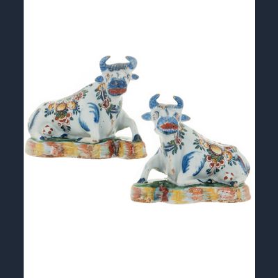 Een Paar Polychroom Liggende Koeien in Delfts Aardewerk