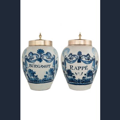 Een Paar Delfts Aardewerk Tabakspotten met Koperen Deksels - 'Burgamot' en 'Rappé'
