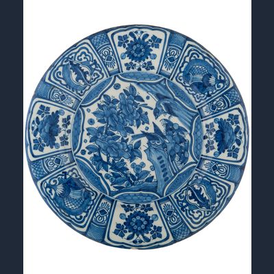 Een Blauw en Wit Delfts 'Aardewerk 'Kraak'- Stijl' Schotel