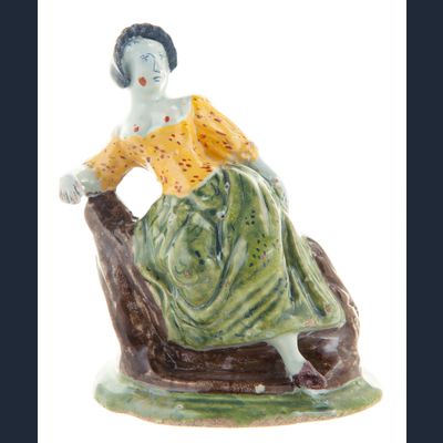 Polychroom Delfts Aardewerk Figuur van een Zittende Dame