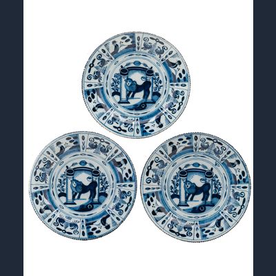 Een Set van Drie Blauw-witte Delftse Schotels