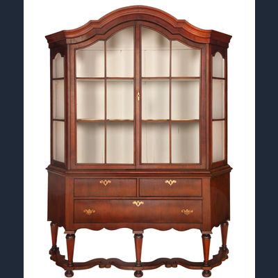 Een Louis XIV Notenhouten Vitrinekast