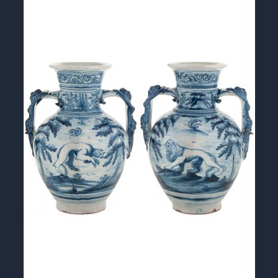 Een Paar Tin-Geglazuurde Blauw Witte Vazen in Aardewerk