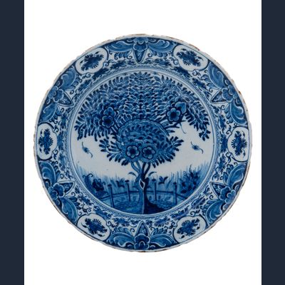 Een Zogenaamde 'Theeboom' Schotel in Delfts Aardewerk