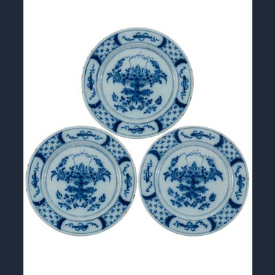 Een Set van Drie Delfts Blauwe en Witte Schotels