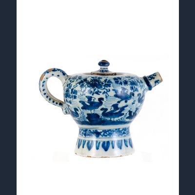 Een Blauw-witte Kleine Pot met Deksel in Delfts Aardewerk