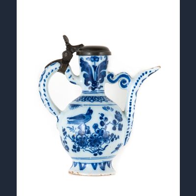 Een Hollandse Delfts Blauw en Witte Chinoiserie Wijnkan Gemonteerd met Tinnen Deksel