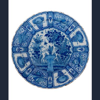 Een Blauw Witte Delfts Aardewerk Schotel met 'Wanli' Decor