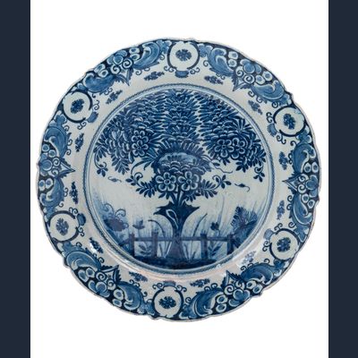 Een zogenaamde 'Tea Tree' schotel van Delfts aardewerk