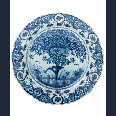 Een zogenaamde 'Tea Tree' schotel van Delfts aardewerk