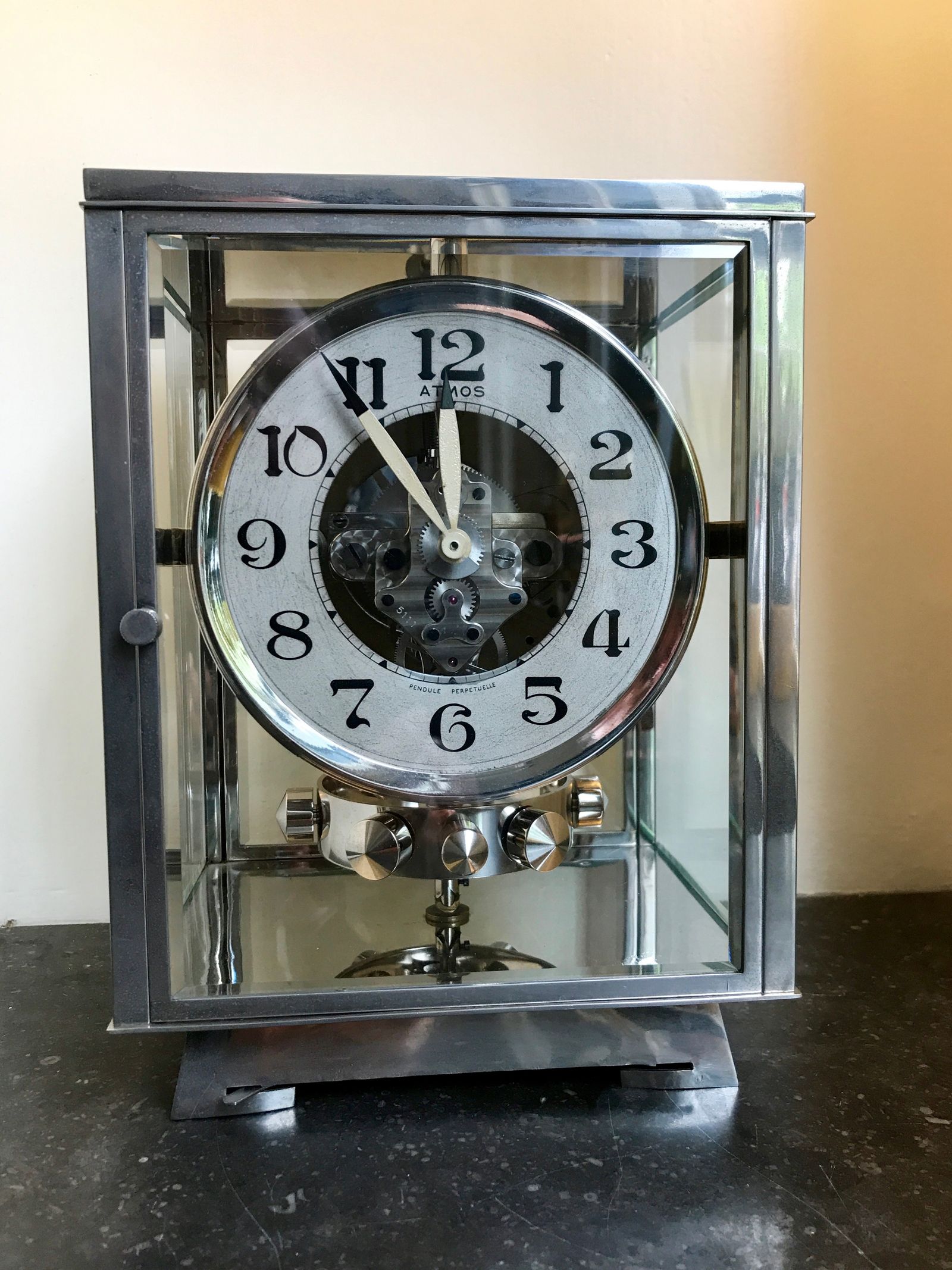 M233 nikkelen artdeco JL Reutter vier glazen Atmos klok, de grote Nikkelen vier glazen kast