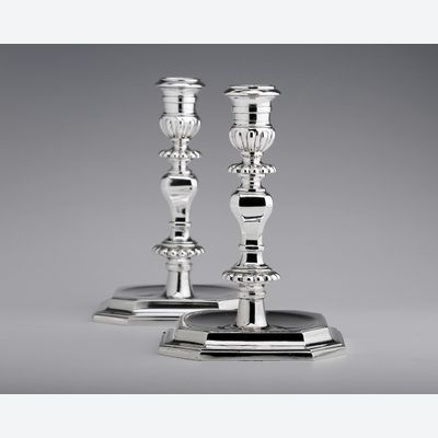 Een paar antiek zilveren kandelaars