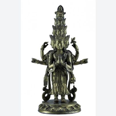 EINE BRONZEFIGUR EINES ELF-KÖPFIGEN AVALOKITESVARA.