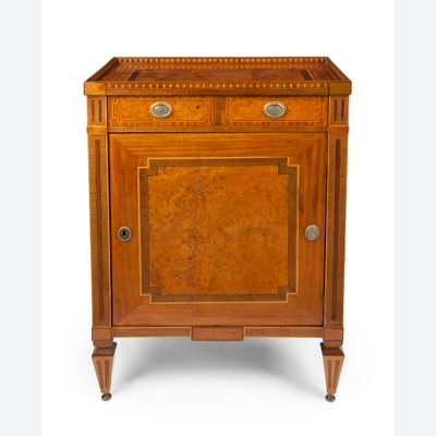 Een amboina Louis Seize één-deurs buffetkastje