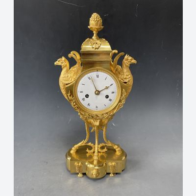 Een Directoire vaaspendule met griffioenen, Frankrijk circa 1800.