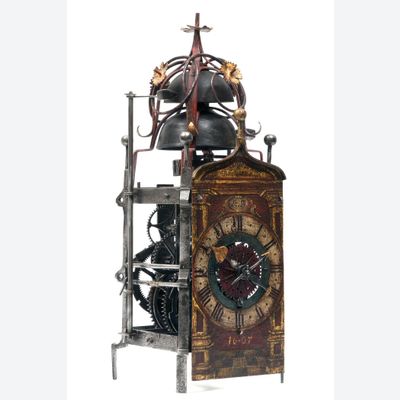 Een gotische ijzeren klok met waag/foliot, Zuid Duits, datum 1607.