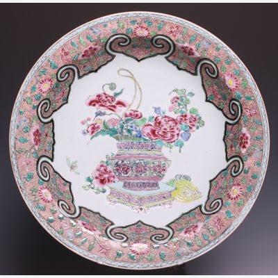 Nice Chinese Famille rose charger, early Qianlong (1736-1795), ca. 1740.