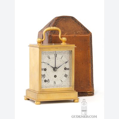 Een kleine Oostenrijkse grande sonnerie reisklok, circa 1850.