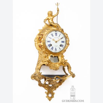 Ein seltenes und kleines französisches Louis XV vergoldetes Bronzekonsolenuhrchen, Leroy A Paris, um 1745.