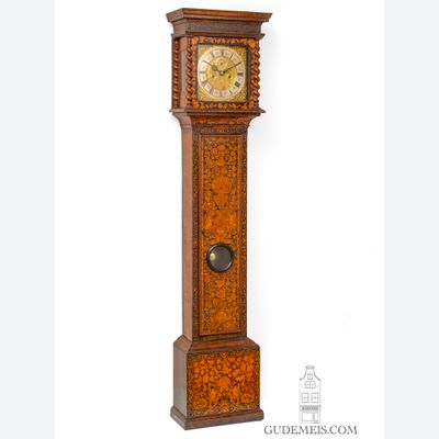 Éen vroege Engelse staande met marquetterie inleg, Williamson London, circa 1695.