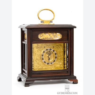 Eine japanische Tischuhr mit Schlagwerk und Kalender, Makura-Dokei, ca. 1840.