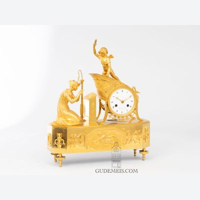 Eine französische Empire-vergoldete Bronze-Pendeluhr, Ars Amatoria, um 1800 hergestellt.