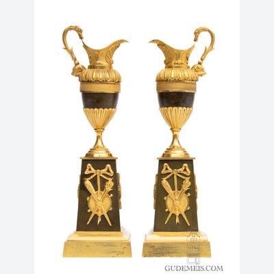 Ein paar französische Restaurations-Bronzezierkannen/Kerzenleuchter, ca. 1825.